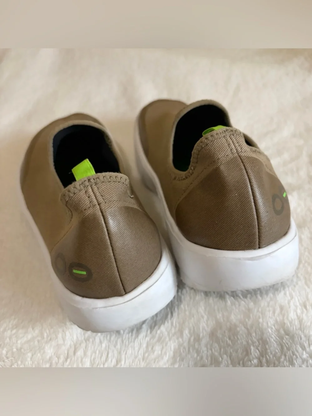 OOFOS Oomg Eezee Taupe canvas Slip-On Loafers in Tan with Green Insole Sz 9.5